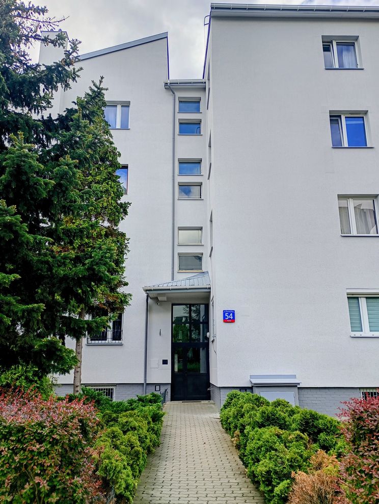 Budynek przy Porannej Bryzy 54 po malowaniu elewacji — zdjęcie 3 z 9